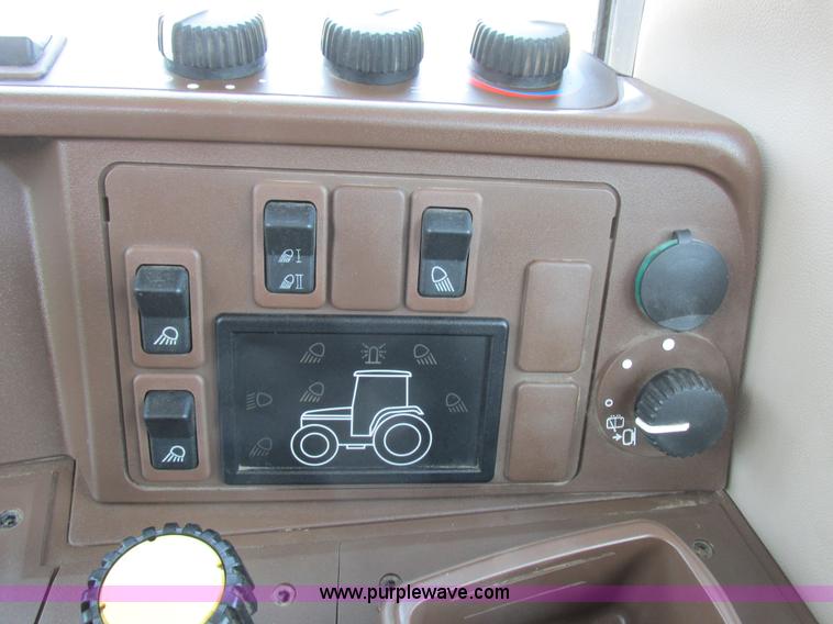 image for item H3270 2005 John Deere 7220 tractor