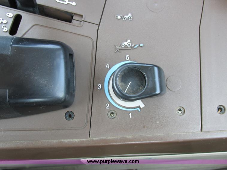 image for item H3270 2005 John Deere 7220 tractor