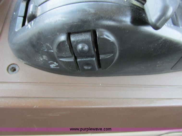 image for item H3270 2005 John Deere 7220 tractor