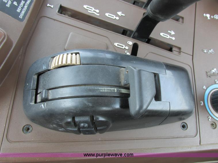 image for item H3270 2005 John Deere 7220 tractor