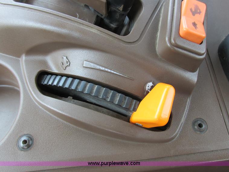 image for item H3270 2005 John Deere 7220 tractor