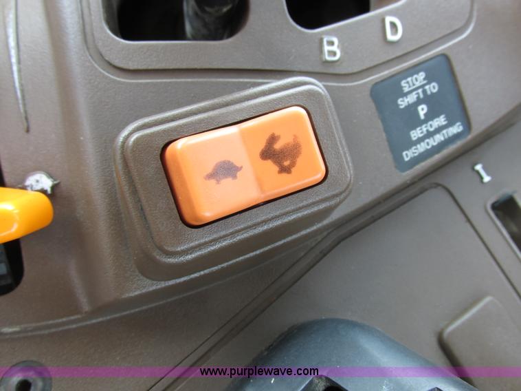 image for item H3270 2005 John Deere 7220 tractor