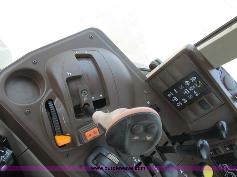 image for item H3270 2005 John Deere 7220 tractor