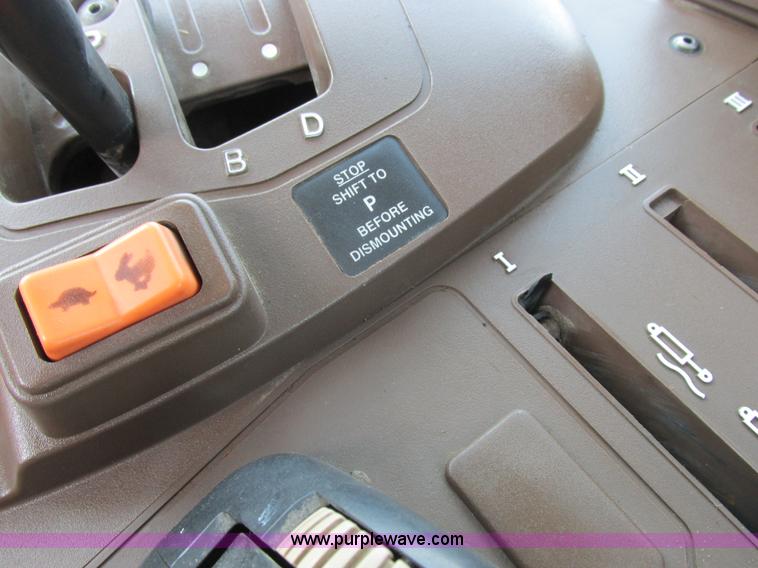 image for item H3270 2005 John Deere 7220 tractor