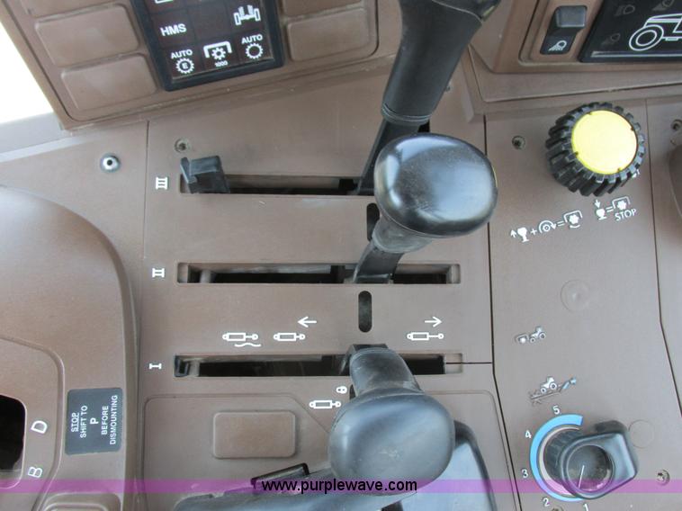 image for item H3270 2005 John Deere 7220 tractor