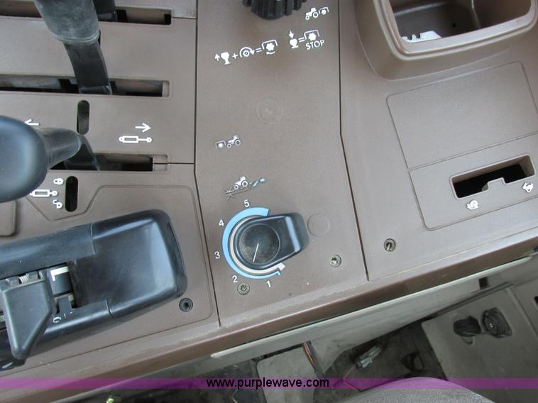 image for item H3270 2005 John Deere 7220 tractor