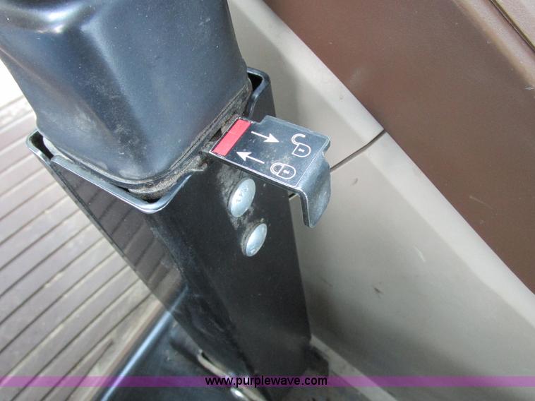 image for item H3270 2005 John Deere 7220 tractor