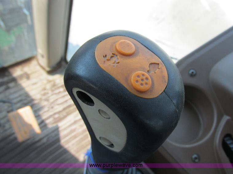 image for item H3270 2005 John Deere 7220 tractor