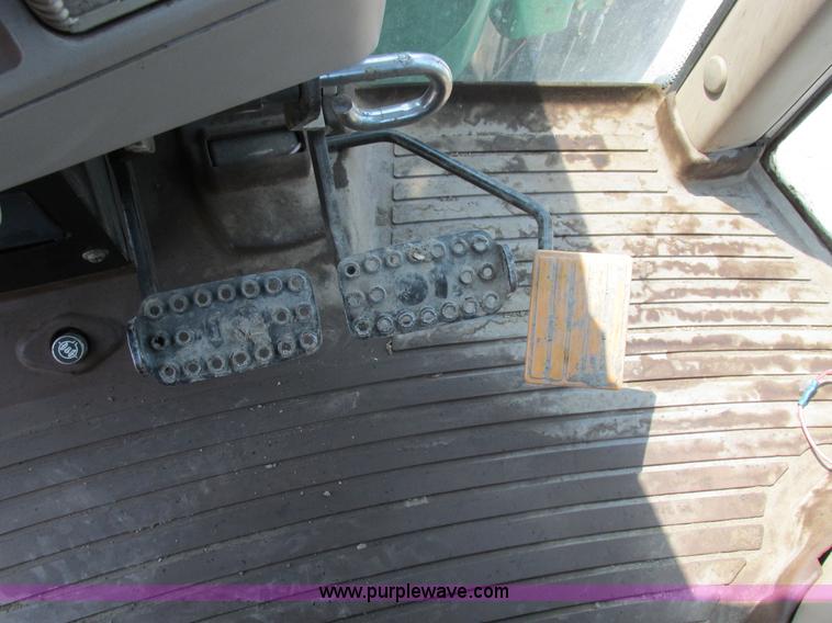 image for item H3270 2005 John Deere 7220 tractor