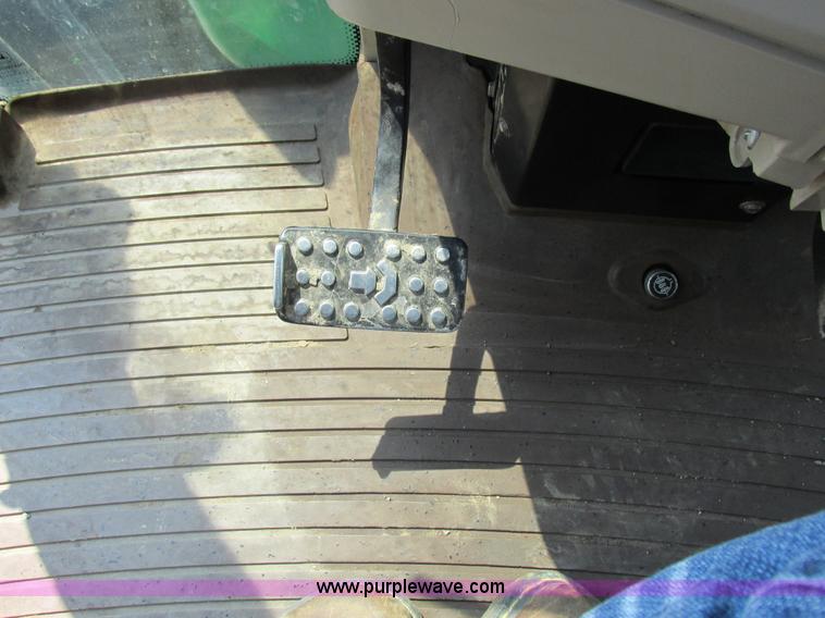 image for item H3270 2005 John Deere 7220 tractor