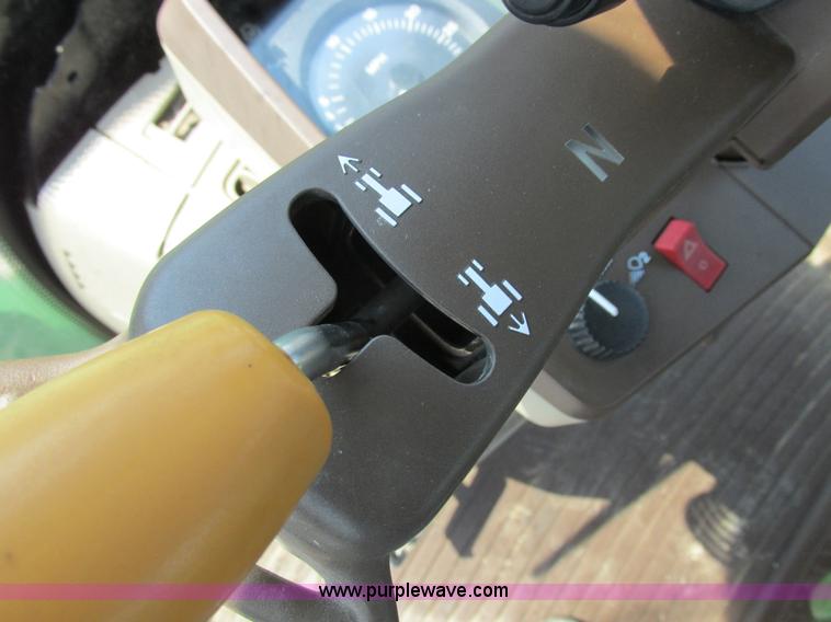 image for item H3270 2005 John Deere 7220 tractor