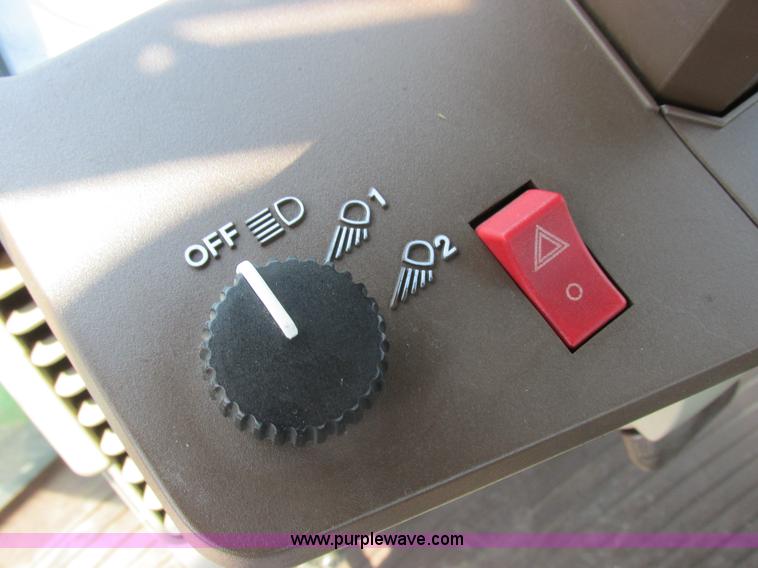 image for item H3270 2005 John Deere 7220 tractor