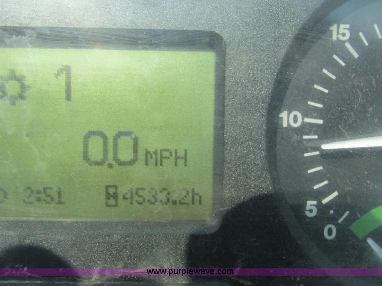 image for item H3270 2005 John Deere 7220 tractor