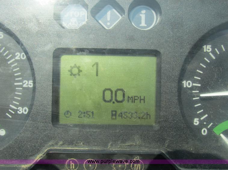 image for item H3270 2005 John Deere 7220 tractor