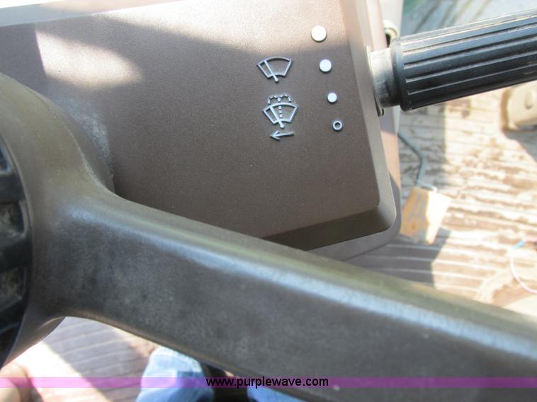 image for item H3270 2005 John Deere 7220 tractor