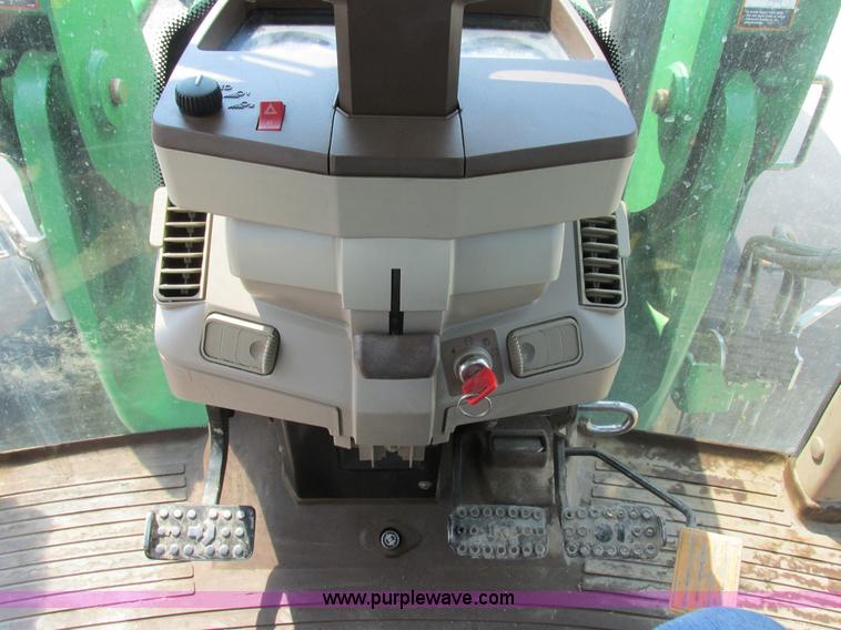 image for item H3270 2005 John Deere 7220 tractor