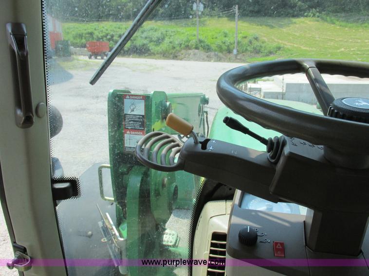 image for item H3270 2005 John Deere 7220 tractor