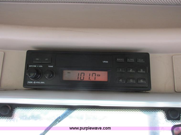 image for item H3270 2005 John Deere 7220 tractor