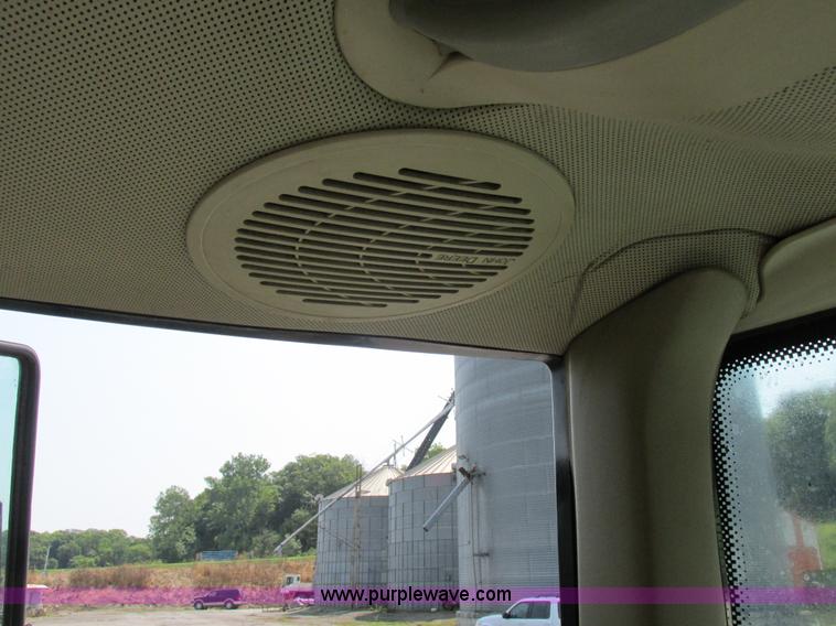 image for item H3270 2005 John Deere 7220 tractor