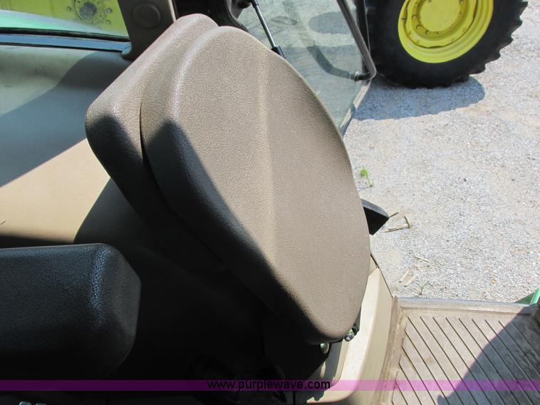 image for item H3270 2005 John Deere 7220 tractor