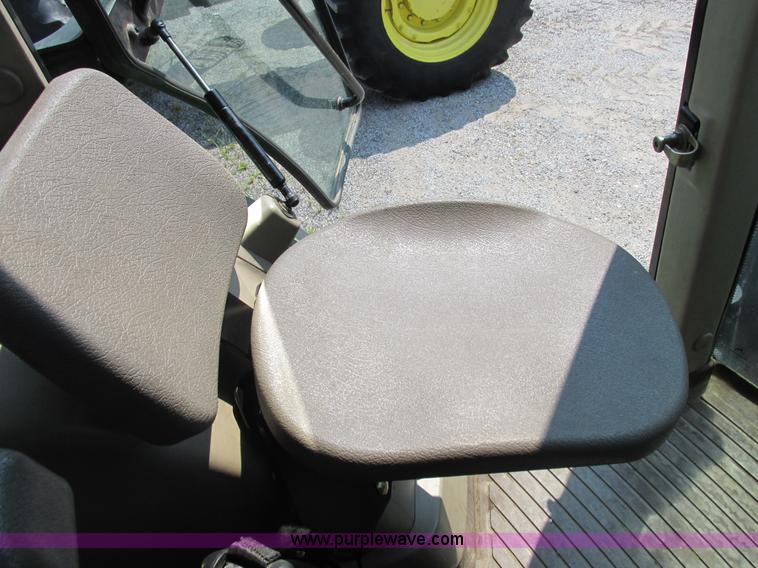 image for item H3270 2005 John Deere 7220 tractor