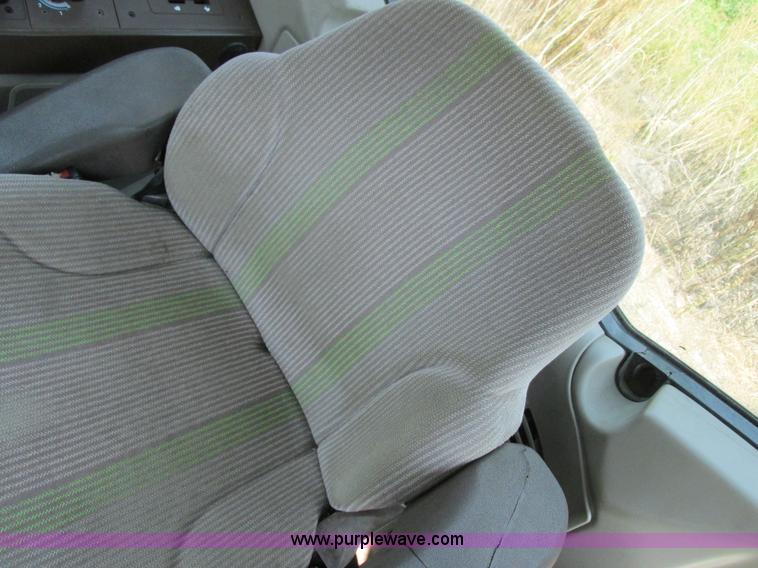 image for item H3270 2005 John Deere 7220 tractor