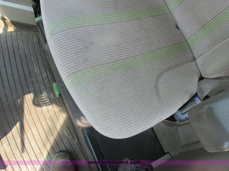 image for item H3270 2005 John Deere 7220 tractor