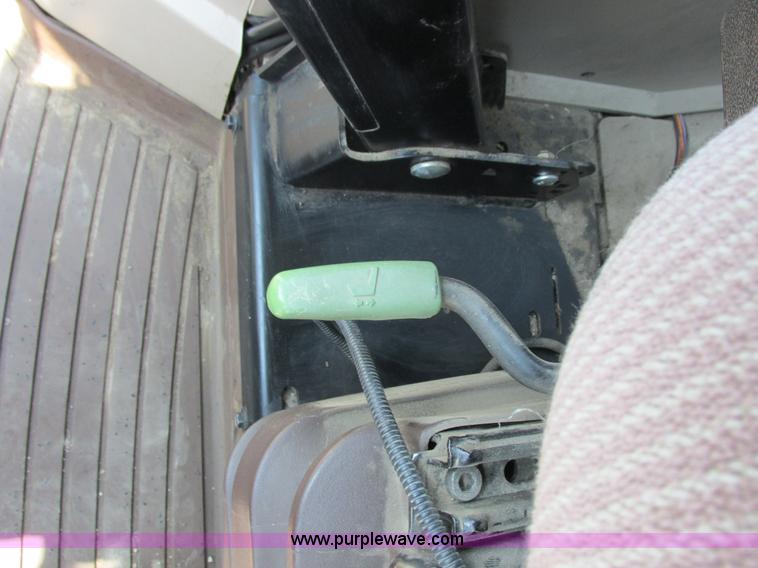 image for item H3270 2005 John Deere 7220 tractor