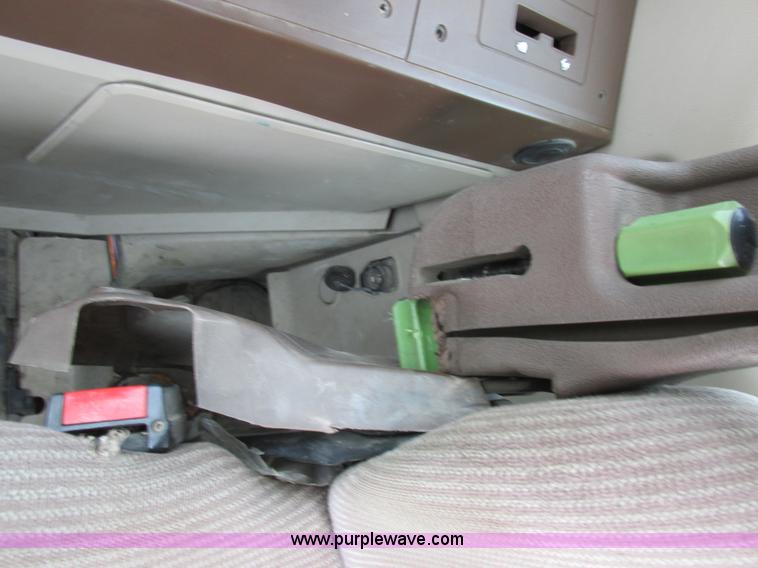 image for item H3270 2005 John Deere 7220 tractor