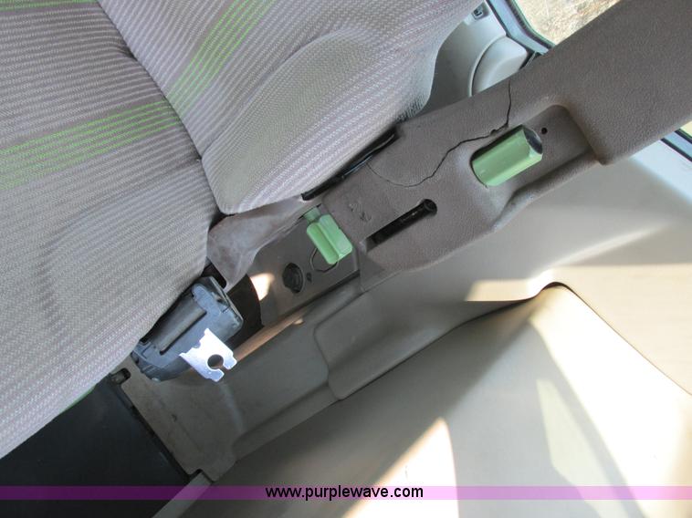 image for item H3270 2005 John Deere 7220 tractor