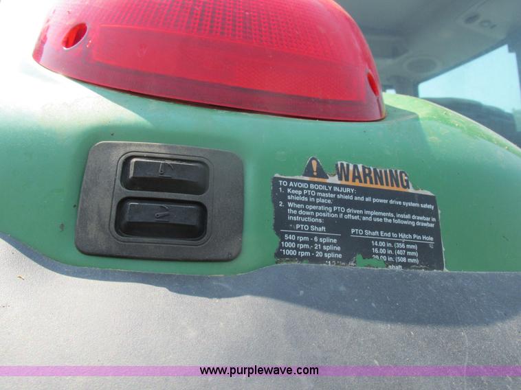image for item H3270 2005 John Deere 7220 tractor