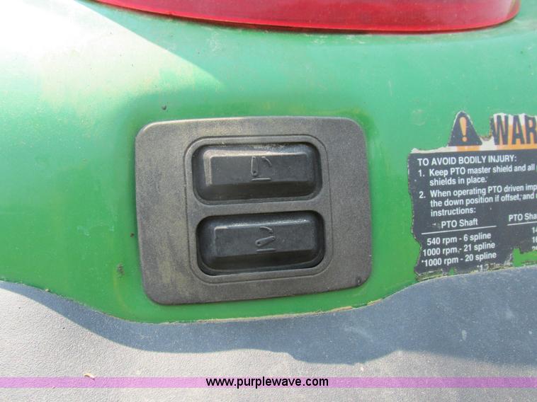 image for item H3270 2005 John Deere 7220 tractor