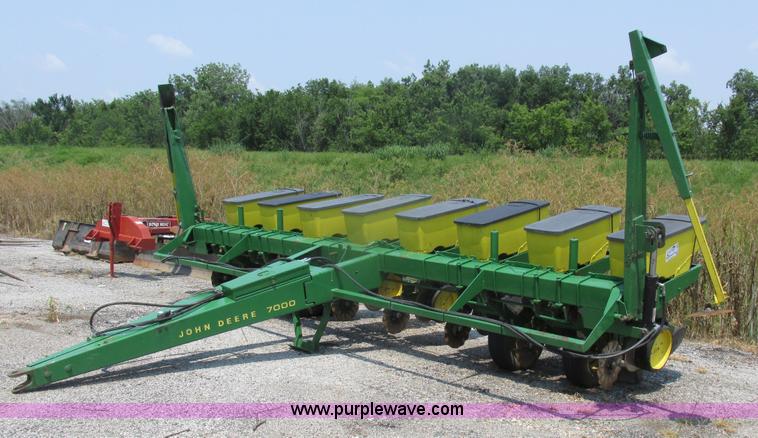 image for item H3281 John Deere 7000 planter