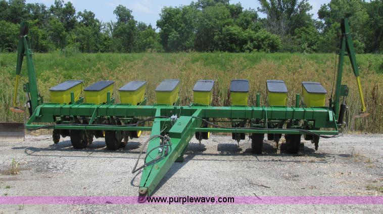image for item H3281 John Deere 7000 planter