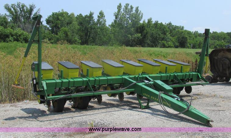 image for item H3281 John Deere 7000 planter