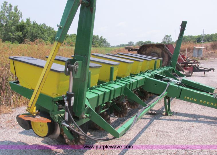image for item H3281 John Deere 7000 planter