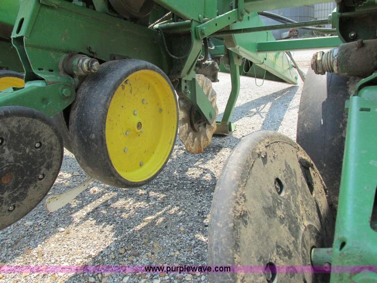 image for item H3281 John Deere 7000 planter
