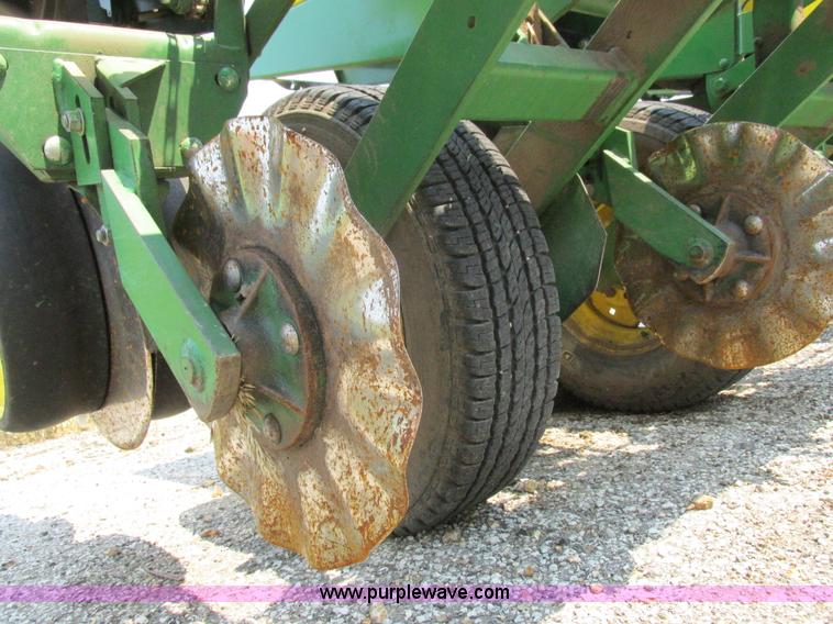 image for item H3281 John Deere 7000 planter