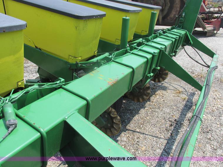 image for item H3281 John Deere 7000 planter