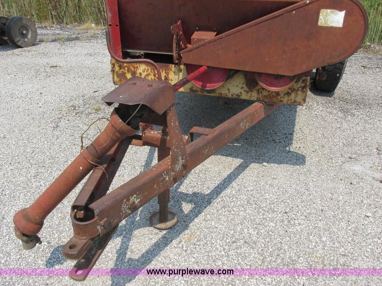 image for item H3283 New Holland 327 manure spreader