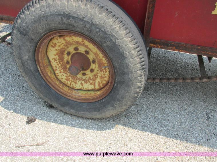 image for item H3283 New Holland 327 manure spreader