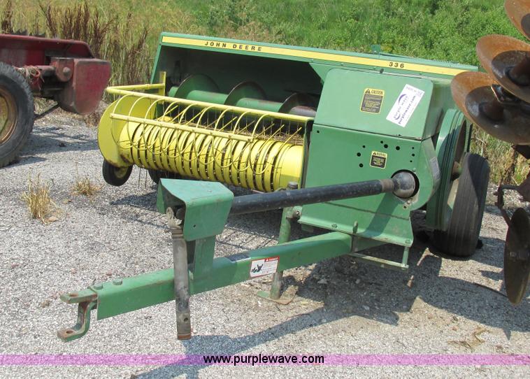 image for item H3284 John Deere 336 small square baler