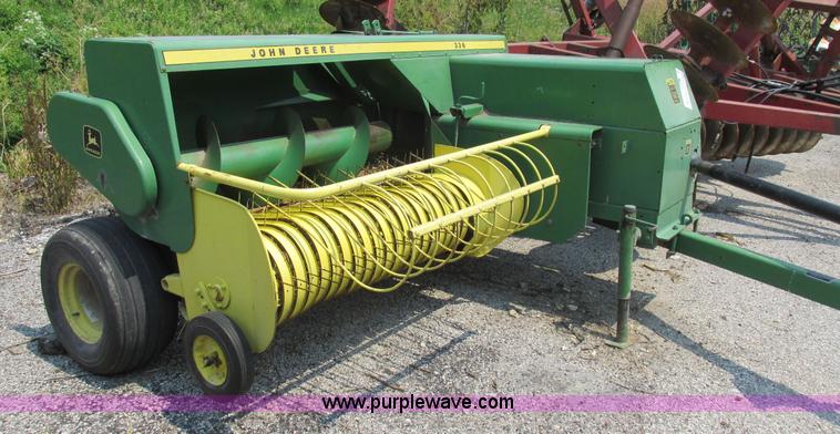 image for item H3284 John Deere 336 small square baler
