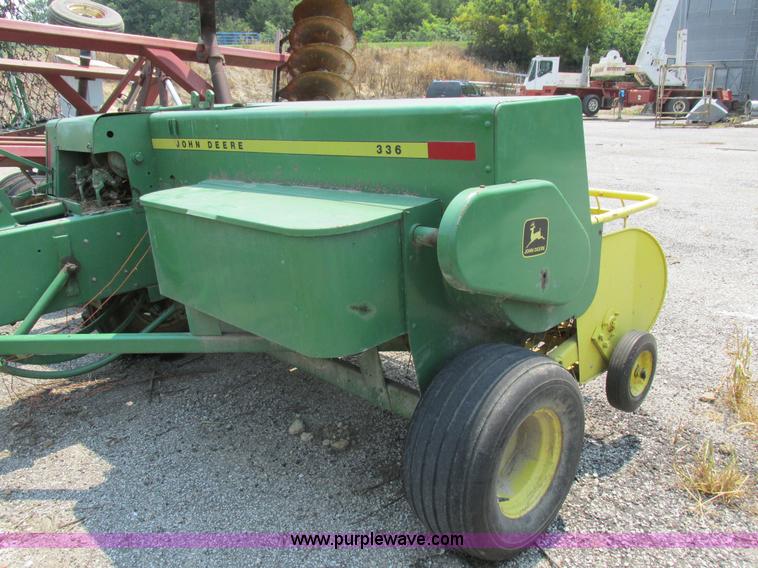 image for item H3284 John Deere 336 small square baler