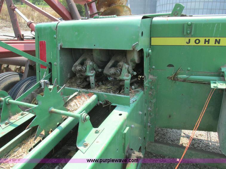 image for item H3284 John Deere 336 small square baler