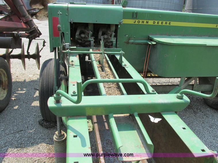 image for item H3284 John Deere 336 small square baler