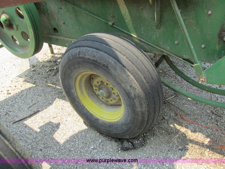image for item H3284 John Deere 336 small square baler