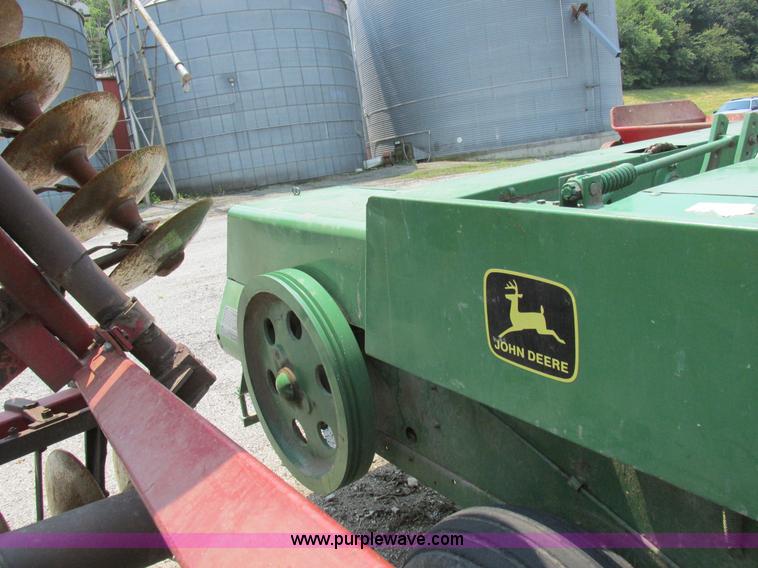 image for item H3284 John Deere 336 small square baler