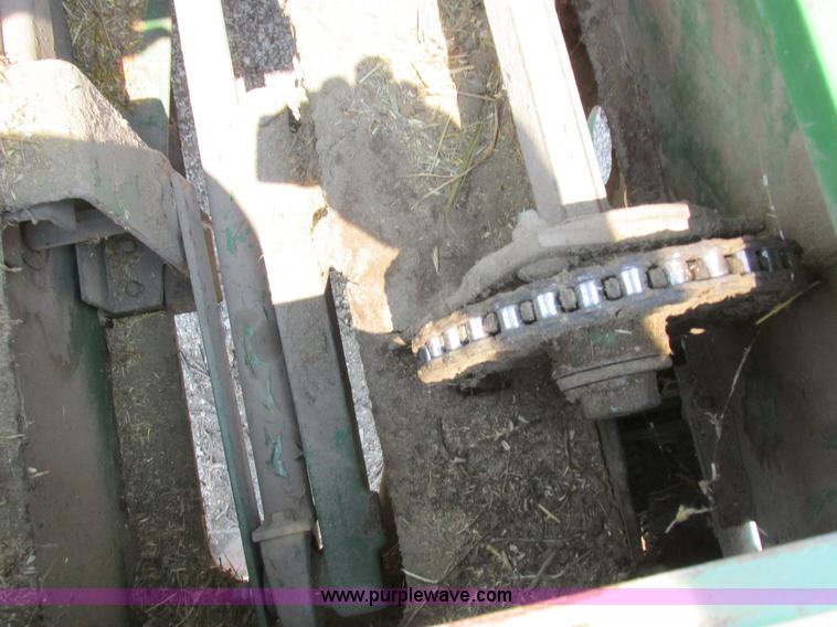 image for item H3284 John Deere 336 small square baler