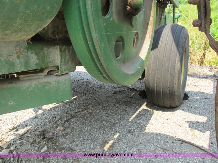 image for item H3284 John Deere 336 small square baler